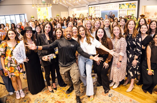 Shark Tank fans packed into the Kendra Scott Flagship and enjoyed the Lemonade Stand by Kendra Scott Sips & Sweets during Kendra’s talk with Daymond John. Photo