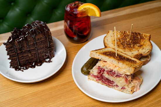 Katz’s brings its 24-hour dining experience to Memorial City, serving comfort classics, cocktails and desserts nonstop.