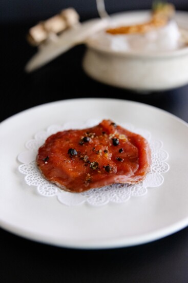 Tostada de tuna y sal de chicatana