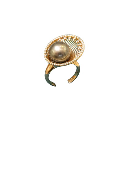 MASTOLONI PEARLS RING Tahitian pearl in rose gold with round diamonds. Price upon request.