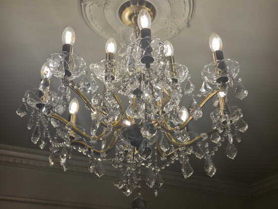 Chandelier at The Publisher Hotel. Photo Credit: Jennifer Waldera