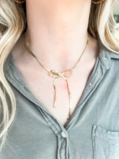 Snake Chain Bow Necklace – Gold
