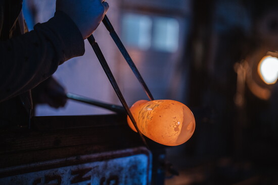 Handling hot glass. Photo Credit: Sanjay Suchak. 