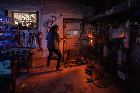 Gabby Kerson working with hot glass. Photo Credit: Sanjay Suchak.