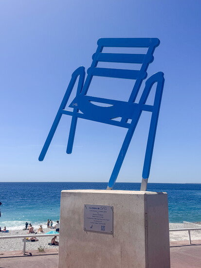 Le chaise de SAB (symbolizing the blue chairs of Nice)
