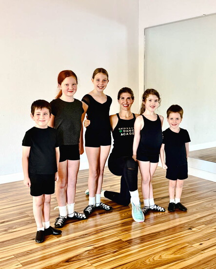 Oliver Norris, Emelynn Screws, Sydney Roche, Director Sarah Ingley, Autumn Moody, and Charlie Norris.