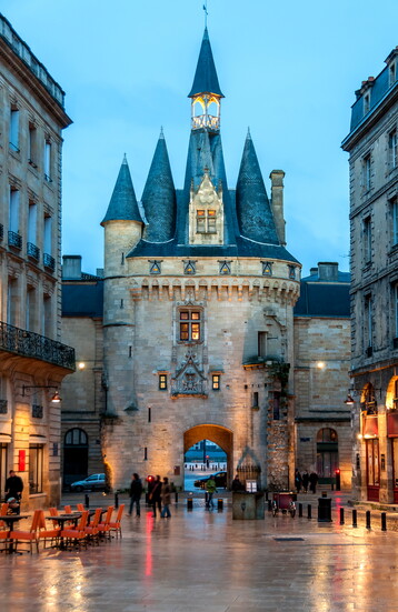 La porte Cailhau à Bordeaux le soir, Gironde, Nouvelle-Aquitaine, France