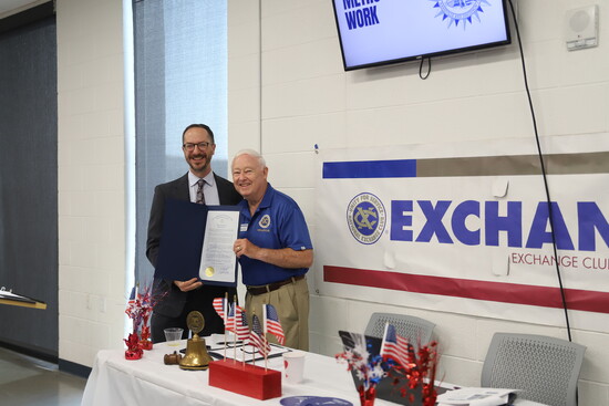 Nashville Mayor Freddie O'Connell and Exchange Club of Bellevue President Charlie Tygard.