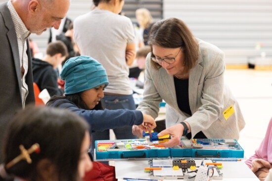 Kids making robots with US Rep Suzan DelBene at Finn Hill MS.