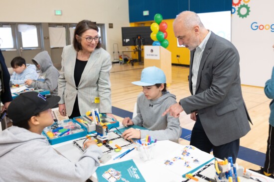 Kids making robots with Head of Google Kirkland Office, Paco Galanes, and Congresswoman Suzan DelBene. 