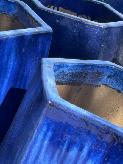 A prism of large pots.