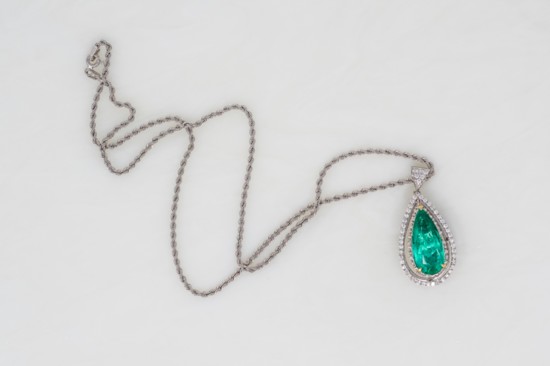 Pear-shaped emerald necklace, two-toned and reversible