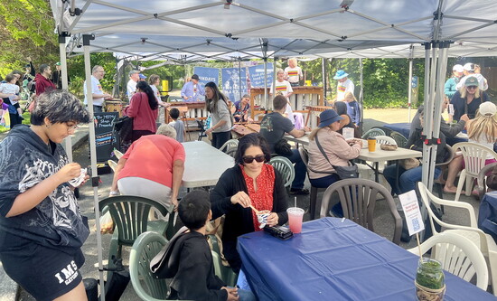 Live music keeps the market grooving
