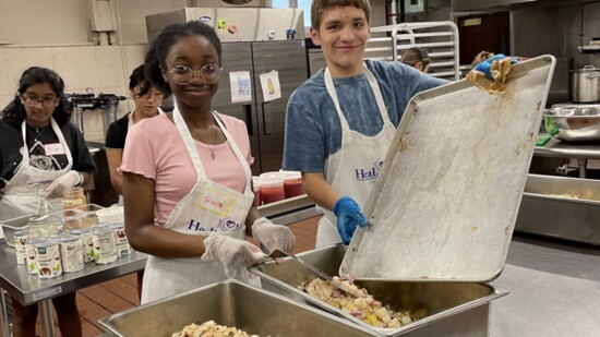 Healing meals volunteers in the kitchen. 