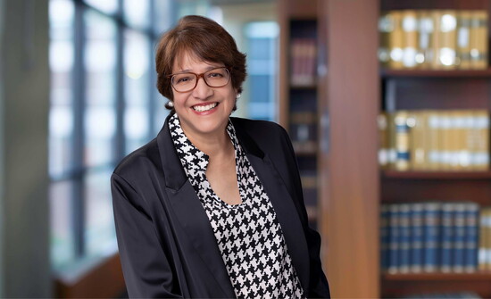 Author and Performer Lorrie Parise. Photo by Mauricio Ramirez.