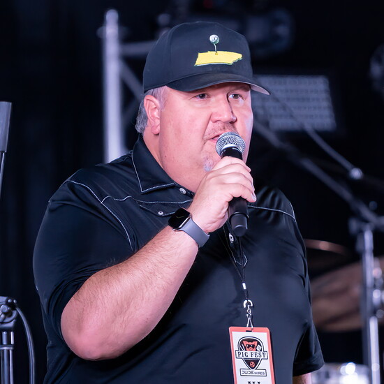 Concert emcee Andy Gilley welcomes the crowd.