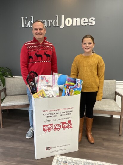 Bryan Messick and his daughter Reagan accepting donations