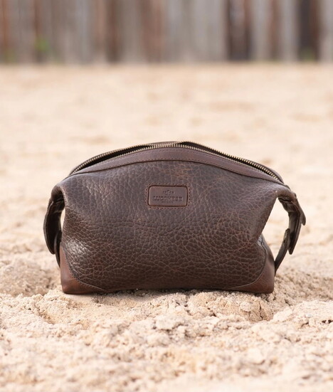 Full-grain leather of a toiletry bag from Lucchese.