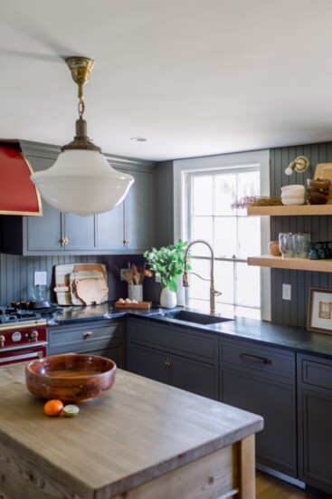 The mixed materials in the kitchen pay homage to the "unfitted" tradition.