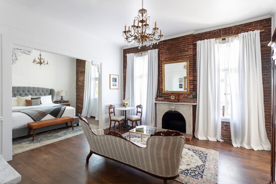 Kat Alves, Holbrooke hotel