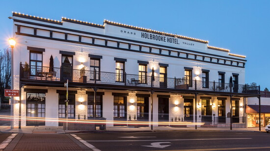 Kat Alves, Holbrooke hotel