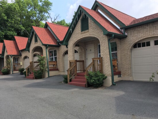 Enjoy a 1930s vibe with 21st-century amenities at the Best Court Cottages (Photo by E. Warner)