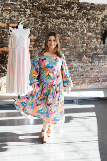 Beyond Bijoux’s Bobby Ard shines, in Jodiful’s vibrant floral dress, the perfect choice to usher in spring with its lively colors and elegant design.