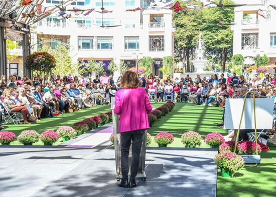 Jane speaking at Runway to the Cure, celebrating thrivers in Reston Town Center.