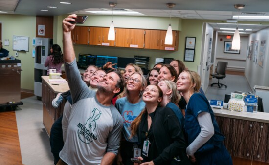 Musican, Actor and MOC volunteer Charles Esten snaps a selfie with the healthcare providers at a Nashville hospital.