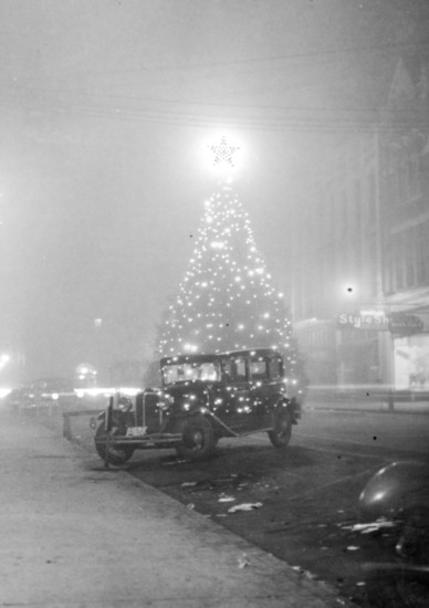 Market Street Christmas Tree, 1936. (Robert H. Howell Collection, McClung Historical Collection)