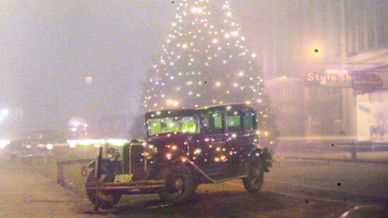 Market Square Christmas Tree, 1936 (colorized). (McClung Historical Collection)