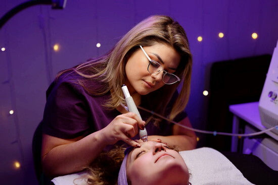 Denise Sanabria working on a client.