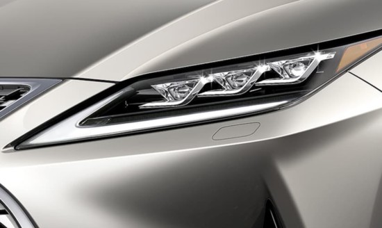 This confident crossover delivers daring illumination with new, thinner available Premium Triple-Beam LED headlamps that feature an eye-catching L shape.