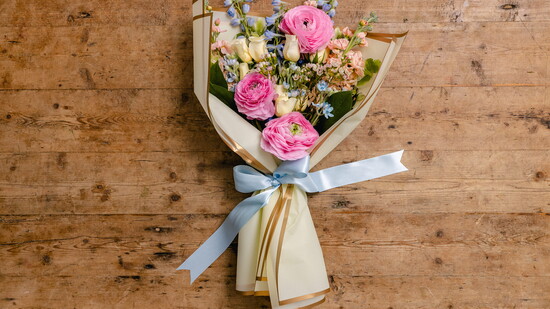 Voila, a gorgeous bouquet to give as a gift!