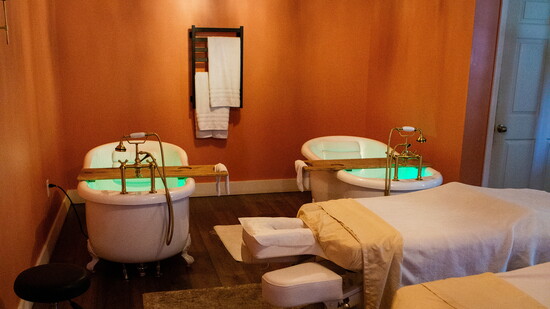 In The Cottage, you can relax with your partner and enjoy special couple's packages. 