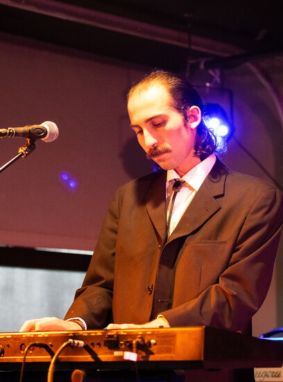 Kenny Jones plays keyboard for Mari & The Dream.