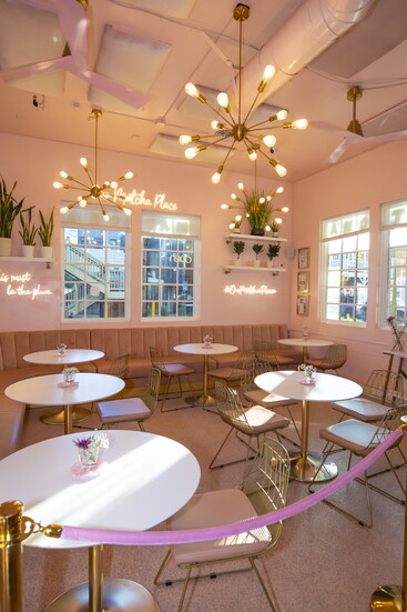 Friends, matcha, and the perfect pink backdrop. 💕 Tag your matcha bestie and plan your next visit!