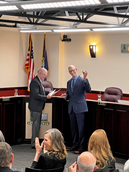 Retiring Mayor Evans swearing in Bill Jacobs.