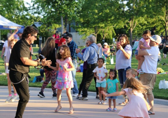 Families dancing together during a Kleiner Park Live concert.