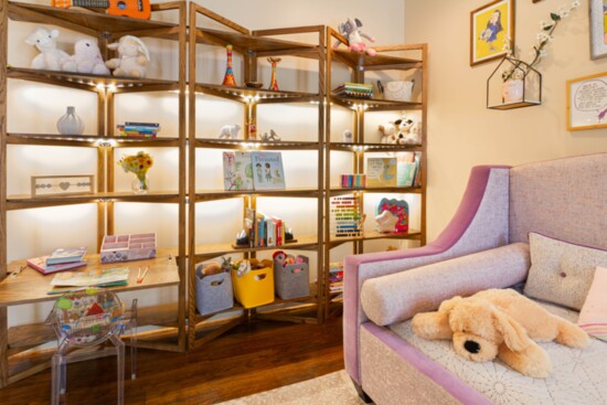 Yésely Love of Canaima Design created this little girl ’ s room with an elaborat e bookshelf for displaying favorite toys and books. 