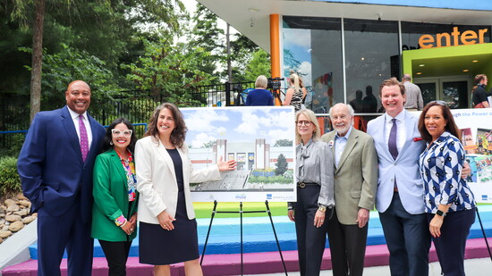 Past Board Chair Darris Upton, CEO Allison Comer, Knoxville Mayor Indya Kincannon, Jim and Michell Clayton (Clayton Foundation), Board Chair John Billings, form