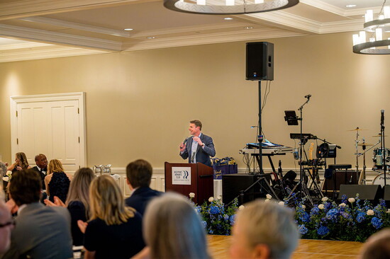 Emcee Scott Foley at the gala. Photo by Dariusz Terepka.