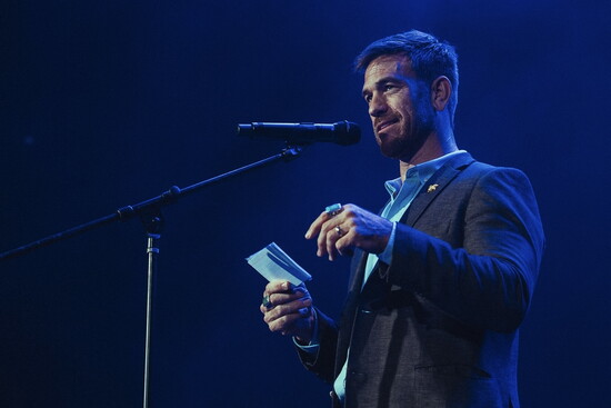 Tommy speaking at Benefit for the Brain