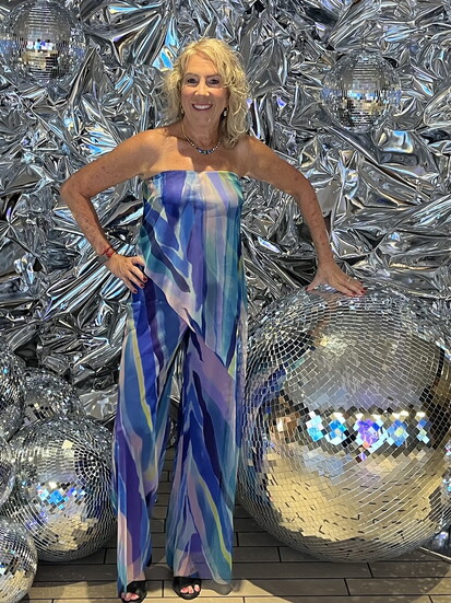 Posing on a cruise vacation, she’s positively electric!