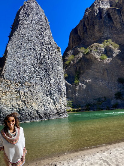 Gia found the hidden beach her grandmother once painted in stories — it wasn’t a myth after all.
