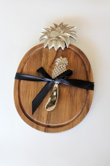 32.00 Simple but elegant cheese board with spreader, the perfect gift for any occasions, more boards available in other great designs