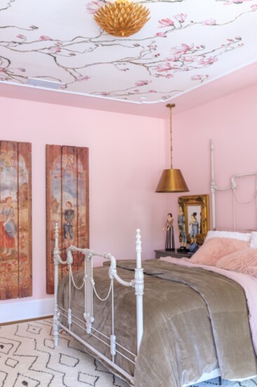 Philip Jeffries Blossom Peony wallpaper adorns the ceiling.@tomasespinozaphotography 