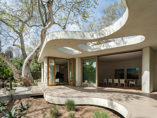 The exterior of 800 Brooktree Road in Rustic Canyon