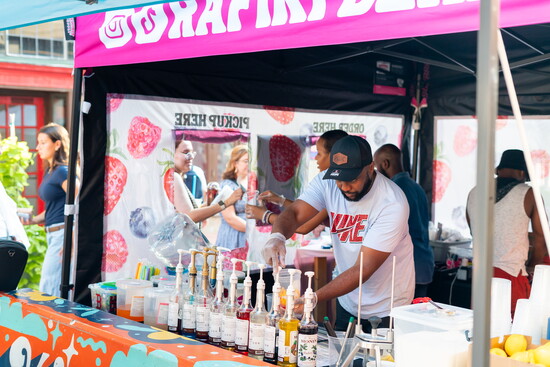 A vendor sets up on Pratt Street