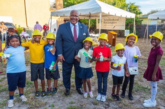 WPB Mayor Keith James and children from Coleman Park neighborhood